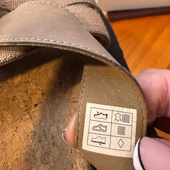 Keen women’s tan Sandals - Picture 5 of 10